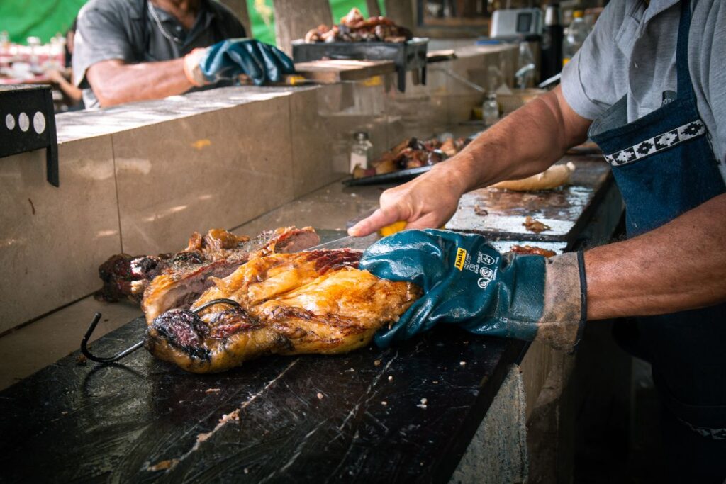 BBQ huren met catering: kok snijdt gegrild vlees aan